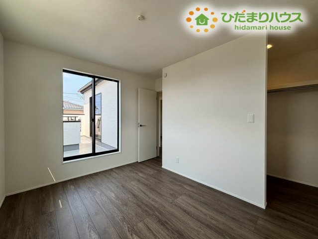 鴻巣市下忍　3期　新築一戸建て　グラファーレ　02の子供部屋|白を基調とした、明るく開放的な雰囲気のお部屋です！大容量のウォークインクローゼットも備わっていて、服や小物をまとめて収納できます♪姿見を置けば着替えも室内で完結し、お部屋をすっきり広く使えます♪