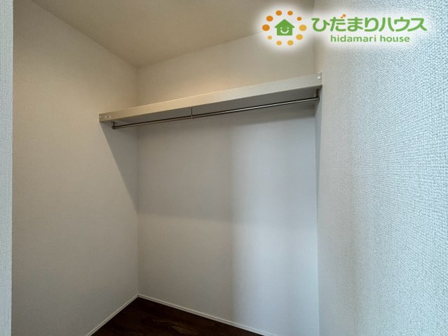 鴻巣市下忍　3期　新築一戸建て　グラファーレ　02の収納|ハンガーパイプが付いているので、お洋服をハンガーに掛けたまま、すっきりと収納できる、便利なウォークインクローゼットです！お気に入りのお洋服をシワにせず、きれいに保てるので毎日の着替えも楽しくなります♪