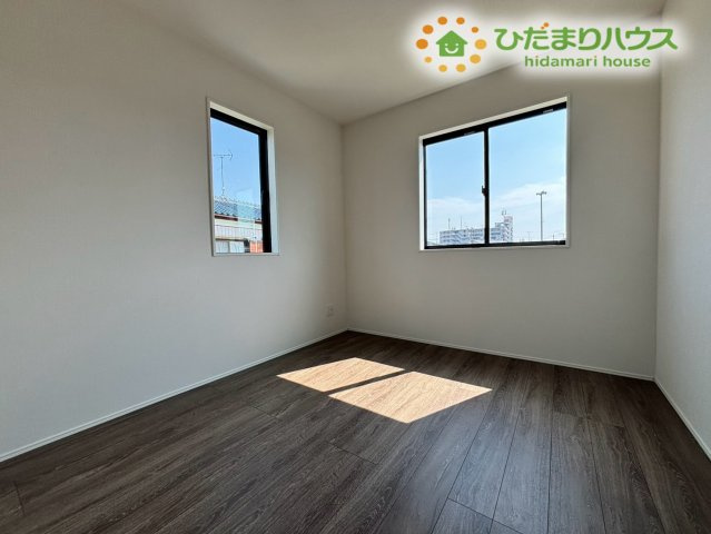 鴻巣市下忍　3期　新築一戸建て　グラファーレ　02の洋室|2つの窓から、明るい光と心地よい風が、お部屋全体に差し込む、心地よい洋室です！お子様の部屋としてはもちろん、リモートワークや、趣味の部屋としても、お使いいただける、多様な使い方ができるお部屋です♪