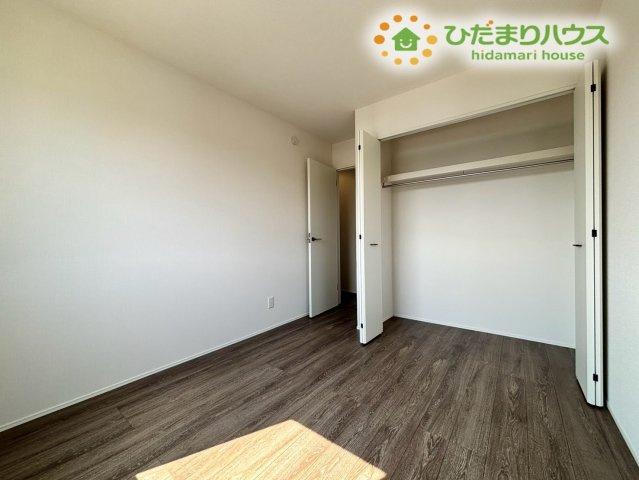 鴻巣市下忍　3期　新築一戸建て　グラファーレ　02の洋室|木目調のフローリングが、温もりを感じさせる、落ち着いた雰囲気の洋室です！窓からは、静かな陽差しが差し込み、夜は心地よく、休むことができます♪大容量のクローゼットもあり、お荷物をすっきりと収納できます！
