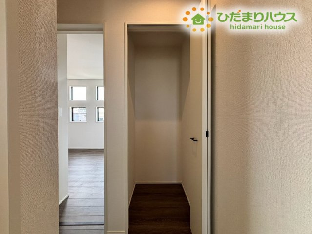 鴻巣市下忍　3期　新築一戸建て　グラファーレ　02の収納|2階の廊下にある、ちょっとした収納スペースです！掃除機や、日用品のストック、お子様のおもちゃなど、生活の中で、よく使うものを、サッと収納できるので、お部屋の中を、いつもきれいに片付いた状態に保てます♪