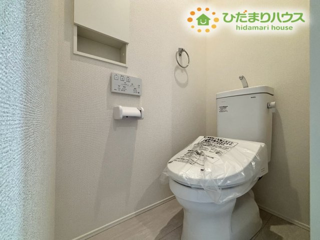 鴻巣市下忍　3期　新築一戸建て　グラファーレ　02のトイレ|清潔感のある白を基調とした、すっきりとした印象のトイレです！手洗い水栓が付いているので、いつでも、衛生的で、心地よく利用できます♪掃除用品やトイレットペーパーをストックできる壁面収納も備わっています！