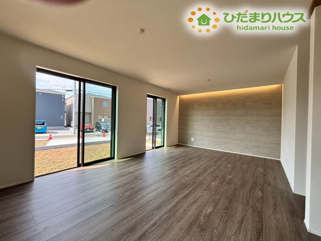 鴻巣市下忍　3期　新築一戸建て　グラファーレ　02の居間・リビング|大きな窓から明るい光が差し込み、家族みんなで心地よく過ごせる広々としたLDKです♪壁面の一部には、温かみのある間接照明があり、リラックスした雰囲気を演出してくれます！毎日笑顔が溢れる場所になりますね！