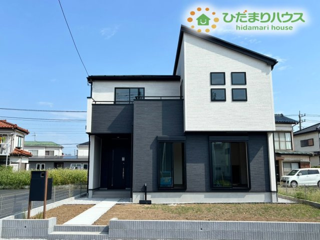 鴻巣市下忍　3期　新築一戸建て　グラファーレ　02の外観|白を基調とした清潔感のある外壁に、シックな黒色のアクセントが効いた、モダンな雰囲気の外観です！周囲には視界を遮る高い建物がなく、開放感もたっぷり♪青空の下、家族みんなを毎日元気に迎えてくれます！
