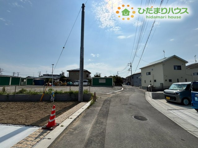 鴻巣市下忍　3期　新築一戸建て　グラファーレ　02の前面道路含む現地写真|前面道路は舗装されており、お車の出し入れもスムーズに行えます♪周囲は落ち着いた住宅街で、お散歩や、お子様の通学も安心して見守ることができますよ！青空が広がる開放的な環境で、毎日心地よく過ごせます！