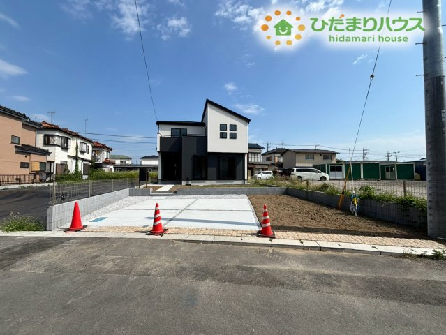 鴻巣市下忍　3期　新築一戸建て　グラファーレ　02の駐車場|お車を並列に駐車できる、広々としたカースペースがございます！平日の毎日のお買い物はもちろん、週末に少し遠くまでお出かけする際も、車の出し入れがスムーズでとっても便利です♪お友達を招いた際も安心ですね！