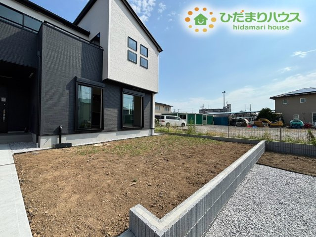 鴻巣市下忍　3期　新築一戸建て　グラファーレ　02の庭|リビングの大きな窓から繋がるお庭は、季節の移ろいを感じながら、家族みんなで心地よく過ごせる場所です♪ガーデニングで四季折々のお花を楽しんだり、夏場はお子様の水遊びも思いっきり楽しめそうですね！