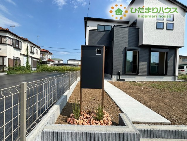 鴻巣市下忍　3期　新築一戸建て　グラファーレ　02の設備|スタイリッシュなデザインで敷地の入口をスマートに演出する機能門柱です! インターホンとポストが一体化しており、郵便物の取り出しも楽々こなせます♪ 玄関から少し離れているため防犯面でも便利で安心ですね!