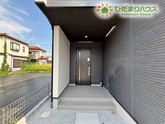 鴻巣市下忍　3期　新築一戸建て　グラファーレ　02の玄関|玄関ポーチには、雨の日も、傘をさしながら、慌てずにお家の鍵を開けられる、便利なひさしがございます♪夜間は、温かい光が灯り、家族みんなを優しく迎えてくれるので、毎日安心して帰宅できますよ！