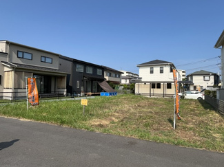 【外観】 | グランファミーロ高砂　土地　巌根駅 | 建物の配置を考えやすい整形地。
道路から平坦なため外構費用を抑えられます。