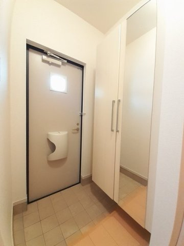 ティー　スクエア　Ａの玄関