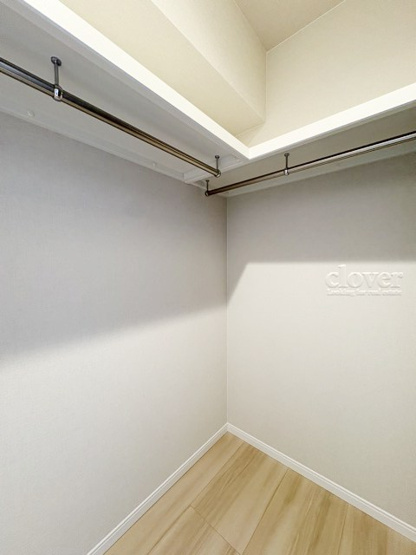 【収納】 | 三軒茶屋ターミナルビル | ウォークインクローゼット内部の様子。空間が広く、たっぷりとした収納力が、一枚の写真からも伝わってきます。～即日のご見学可能～　お問合せはお気軽にどうぞ。
