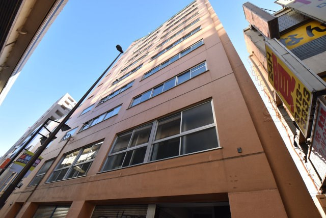 【外観】 | 三軒茶屋ターミナルビル | 手入れの行き届いた外壁やエントランスなど、「見ればわかる」レベルで清潔感を保ったマンションです。築年数を感じさせない姿で皆様をお出迎えします。～即日のご見学可能～　お問合せはお気軽にどうぞ。