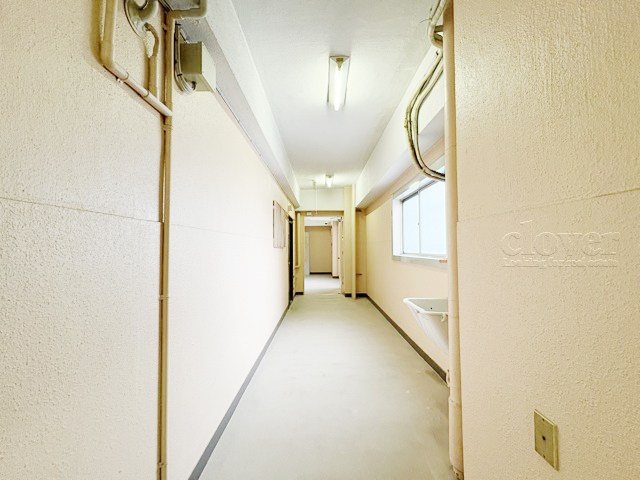 【その他共用部分】 | 三軒茶屋ターミナルビル | 風雨が入ってこない内廊下設計。雨の日に体が濡れないという以外にも、共用部の劣化が進みにくいため、修繕の負担が軽くなるのもうれしいポイント。～即日のご見学可能～　お問合せはお気軽にどうぞ。