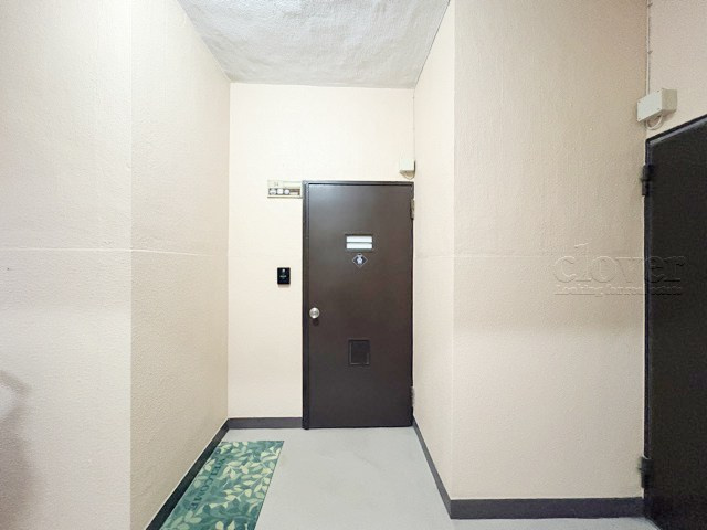 【その他共用部分】 | 三軒茶屋ターミナルビル | 皆様をお迎えする、お部屋の玄関ドア。開けやすさや開放角度、ドアノブの操作しやすさや鍵の形状などを、現地で一度ご確認ください。～即日のご見学可能～　お問合せはお気軽にどうぞ。
