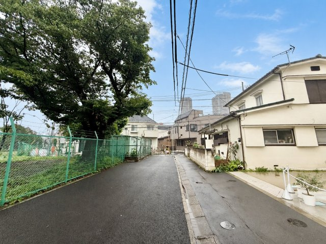 品川区小山台2丁目　建築条件無し売地の前面道路含む現地写真|2026.06.25撮影

現地ご見学希望・資料請求などお気軽にお問い合わせ下さい！
03-5990-5201