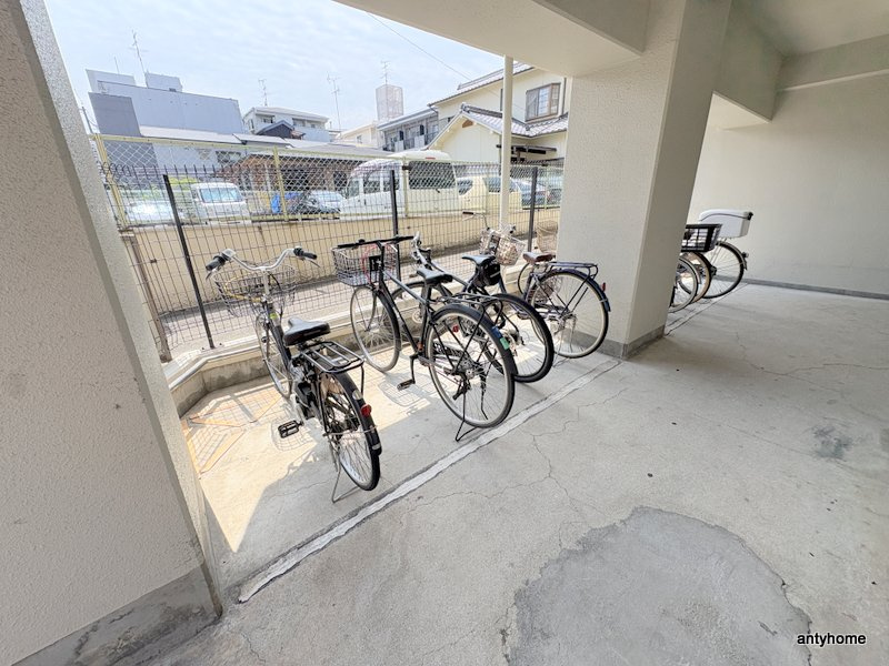 エクセレント上新　ラルク　仲介手数料無料の駐車場