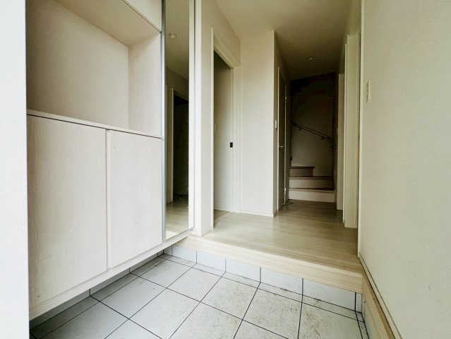 【玄関】 | 西東京市栄町１丁目　中古戸建て | 落ち着いた雰囲気で家族や来客を迎え入れます