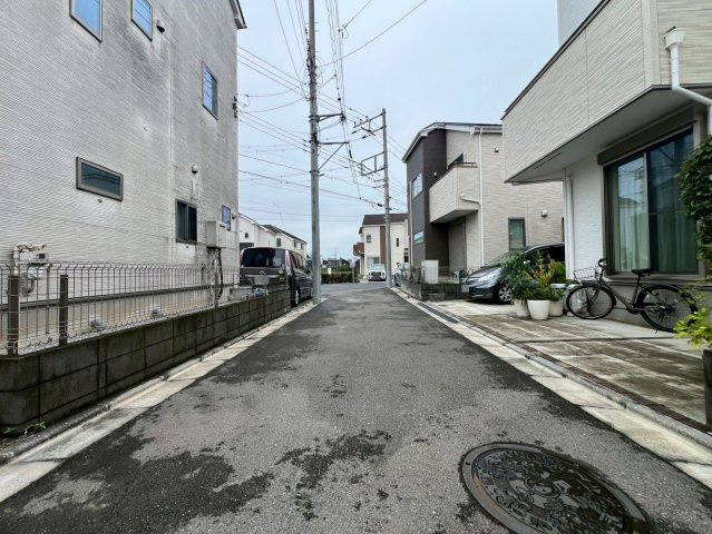 【前面道路含む現地写真】 | 西東京市栄町１丁目　中古戸建て | 落ち着いた低層住宅街の一角、穏やかな街並みが広がります