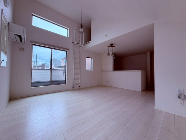 【居間・リビング】 | 西東京市栄町１丁目　中古戸建て | 家族みんなが集い、会話と美味しいごはんを楽しむ開放的な空間