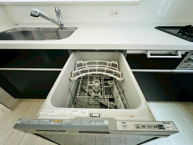 【キッチン】 | 西東京市栄町１丁目　中古戸建て | 高温・高圧で汚れを落とすビルトイン食洗機、手荒れも防げます