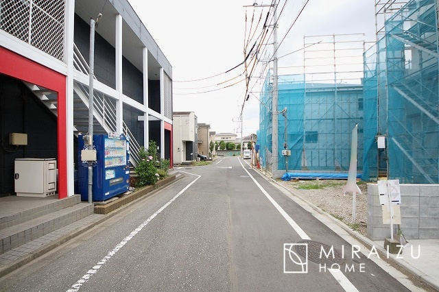 【前面道路含む現地写真】 | 陽の光をたっぷりと浴びながら気持ち良く生活が出来ます。夢のマイホーム、夢ではなく実現出来ます！見学・ご相談等、お気軽にご連絡下さい。