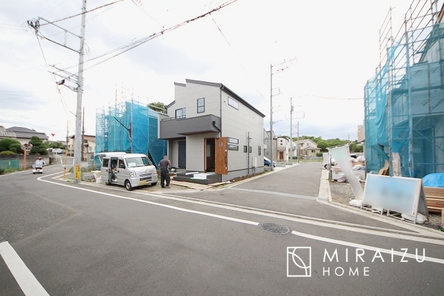 【外観】 | 南面に向いたリビングは一日中太陽の光が差し込みます。家族の集まる空間は自然と笑顔が溢れます。