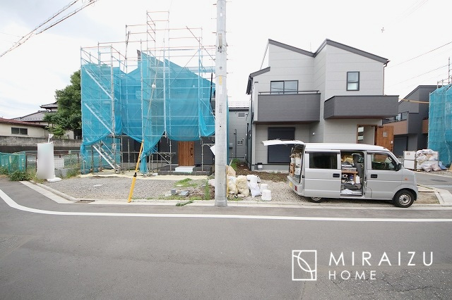 【外観】 | 青く澄み渡った綺麗な空と、陽の光をたっぷりと受ける、そんな新築住宅で新生活をスタートしてみませんか？見学・ご相談等、ミライズホーム(株)までお気軽にご連絡下さい♪