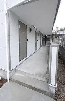 八王子市松木のアパートのエントランス