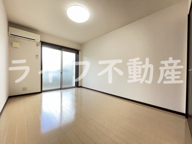 エスティームⅡ番館の居間・リビング|こちらのリビングで趣味の時間をお楽しみください