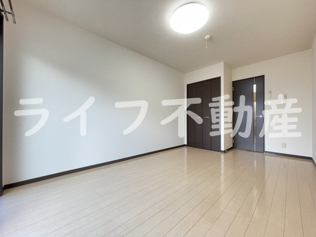 エスティームⅡ番館の居間・リビング|こちらのリビングで趣味の時間をお楽しみください
