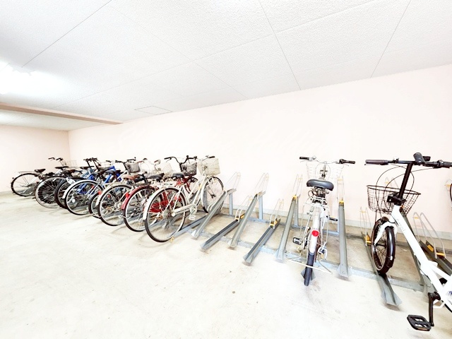 横浜市西区岡野２丁目の賃貸マンションのその他共用部分|屋根付き駐輪スペース付き♪