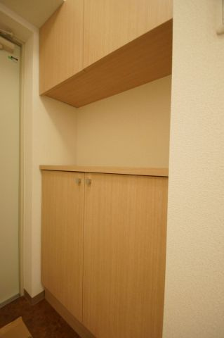 横浜市西区岡野２丁目の賃貸マンションの玄関|シューズボックス付きの玄関♪