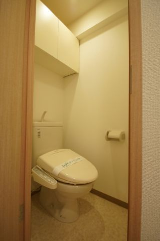 横浜市西区岡野２丁目の賃貸マンションのトイレ|嬉しい個室、温水洗浄便座付き♪