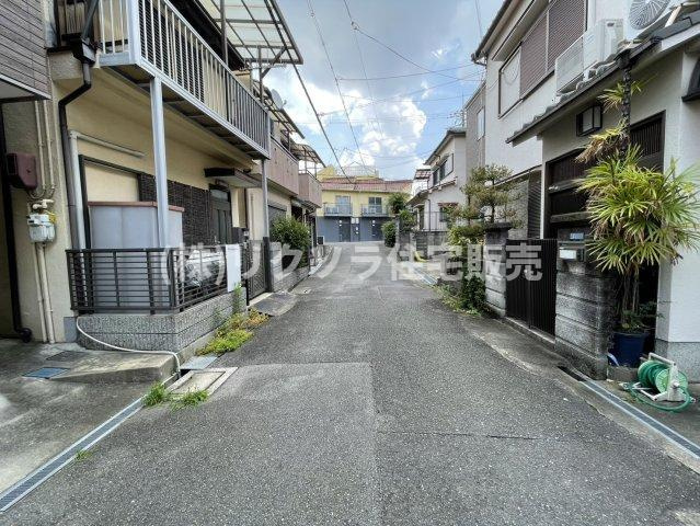 東町2丁目　中古一戸建ての前面道路含む現地写真|前道　南　幅員4.0ｍ
■物件内覧・資金計画相談・住宅ローン相談、リフォーム相談、お問合せ受付中■
※当日・翌日のご内覧、ご相談はお電話でのお問合せがスムーズです！