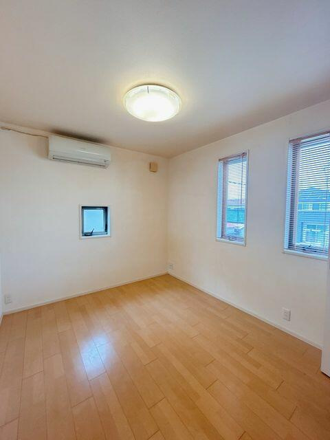 豊川市伊奈町南山新田の中古一戸建の洋室|ナチュラル感のある洋室は、自分好みのインテリアが楽しめます！
