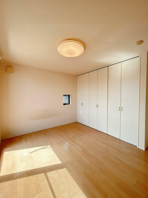 豊川市伊奈町南山新田の中古一戸建の洋室|クローゼット付きの洋室で、お部屋をすっきりとお使いいただけます！
収納スペースがあるためお部屋を広く使えるのもうれしいポイントです！