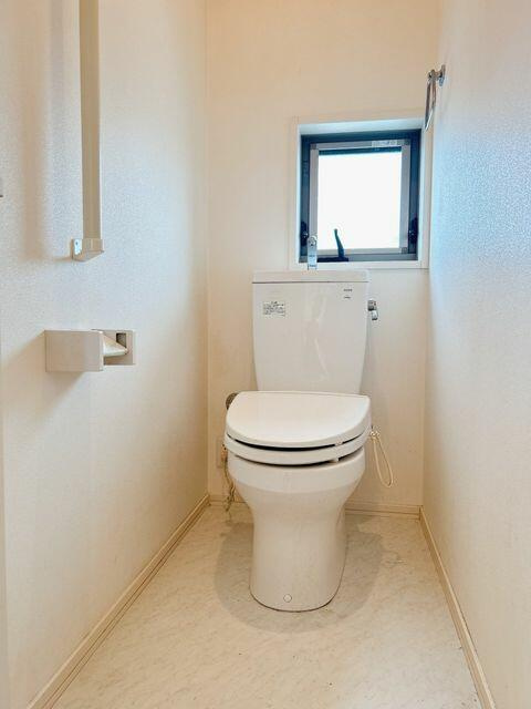 豊川市伊奈町南山新田の中古一戸建のトイレ|2階のトイレになります