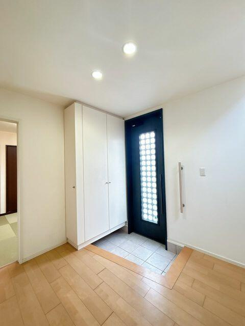 豊川市伊奈町南山新田の中古一戸建の玄関|来る人を暖かく迎えて来れる玄関は 来客者が多い日も足場に困る事のない収納力です！
