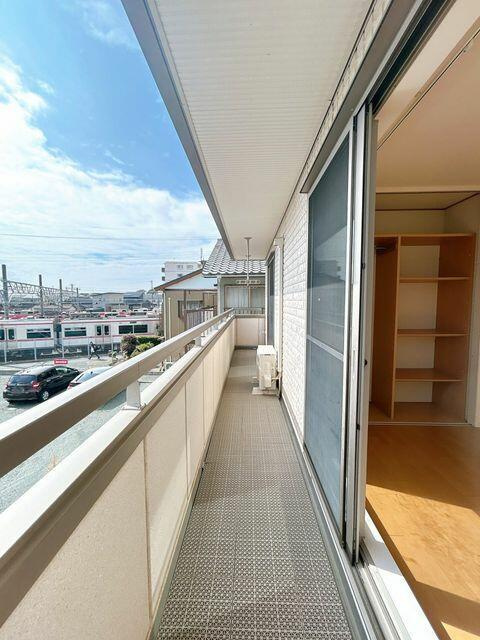 豊川市伊奈町南山新田の中古一戸建のバルコニー|日当たりの良いバルコニーは、お布団や洗濯物もゆったり干すことができます！
