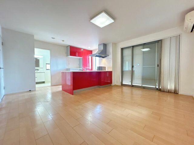 豊川市伊奈町南山新田の中古一戸建の居間・リビング|15帖の広々リビング！ お友達家族の来客時も快適に過ごしていただけます！
