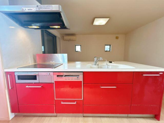 豊川市伊奈町南山新田の中古一戸建のキッチン|IHクッキングヒーターを採用しており、火を使わないため安全性が高く、お手入れもしやすいキッチンです！