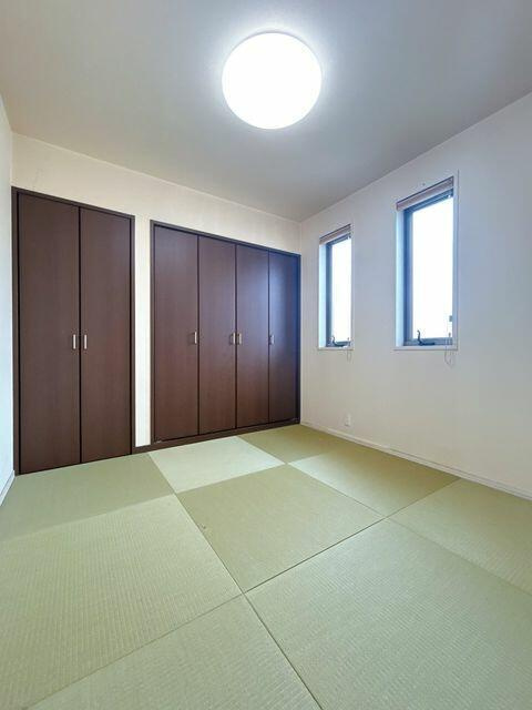豊川市伊奈町南山新田の中古一戸建の和室| 和室は小さなお子さまの遊び場やお昼寝スペースとしても活躍します。来客時の客間としても利用でき、使い勝手の良い空間です。