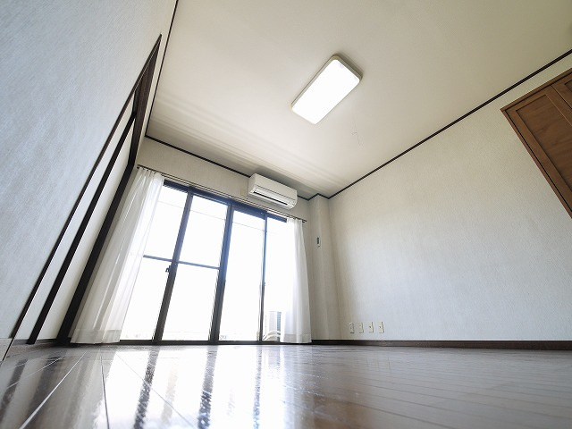 幸陽ハイツの洋室|使い勝手のいい洋室です