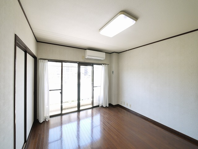 幸陽ハイツの洋室|コンパクトで使いやすい洋室です