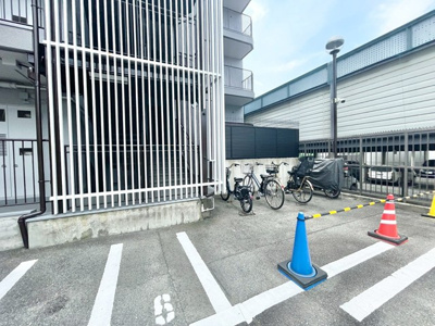 【駐車場】 | 日商岩井第4緑地公園マンション | こちらの物件近くの教育施設や、スーパー・公園など、物件周辺の住環境を併せてご案内させて頂きます。ぜひ、現地での暮らしをイメージなさって下さい！