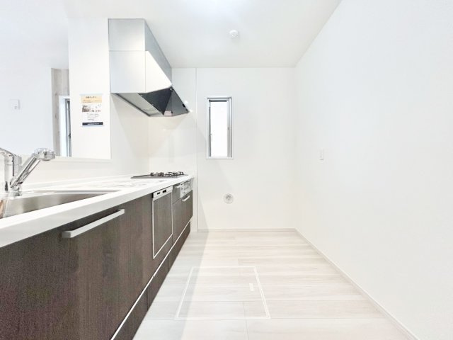 大和市上和田3期　新築1棟のキッチン|"幅広いキッチンに冷蔵庫、カップボードなどを設置しても楽々と料理できます！
スペースにゆとりがあると気持ちもいいですね♪"
