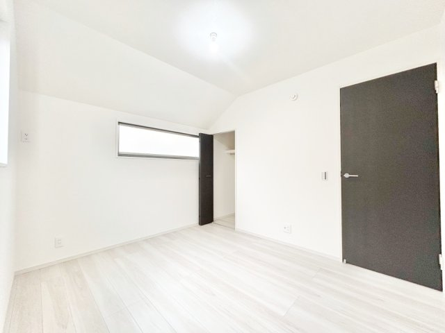 大和市上和田3期　新築1棟の洋室|充分な広さと収納機能を備えた部屋はお子様の自発性と成長を促します。お子様の成長を支える、勉強や好きなことに没頭する学びの空間にいかがですか？
