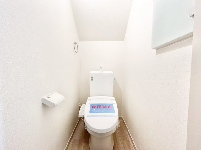 大和市上和田3期　新築1棟のトイレ|節水型でエコなトイレには今では当たり前のウォシュレット付き。換気機能も着いているので常に快適ですね♪
