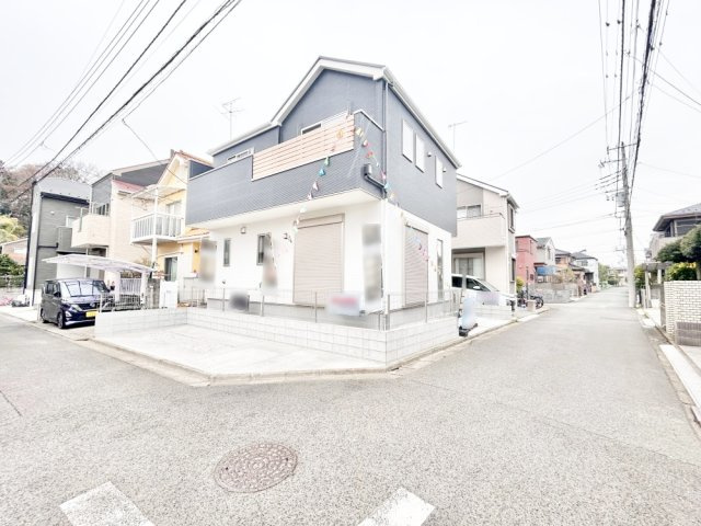 大和市上和田3期　新築1棟の前面道路含む現地写真|周囲の街並みと青空に生えるお洒落な仕上がり！周囲には高い建物のないエリア。青い空が大きく感じますね♪
